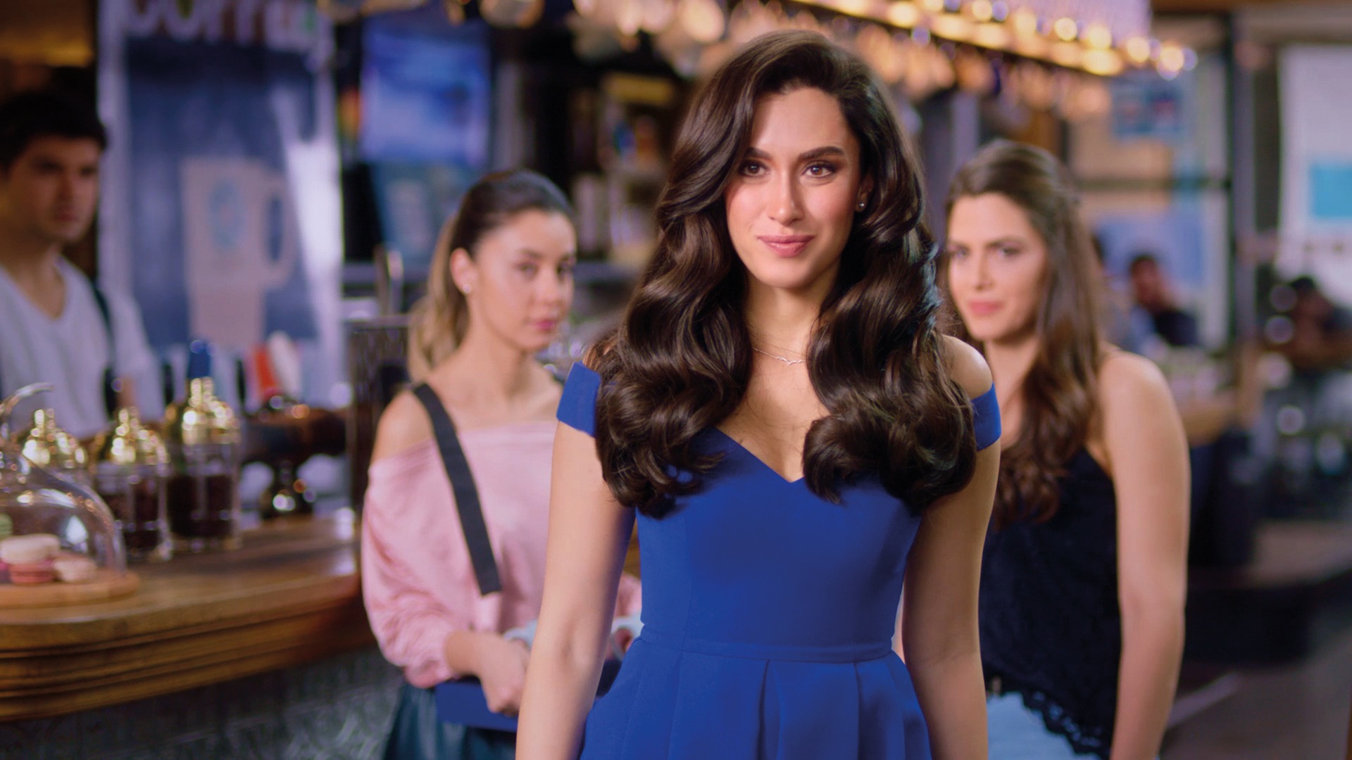 “Hande Doğandemir” Dizide Oyunculuğuyla Reklamda Saçları ile Büyüledi…