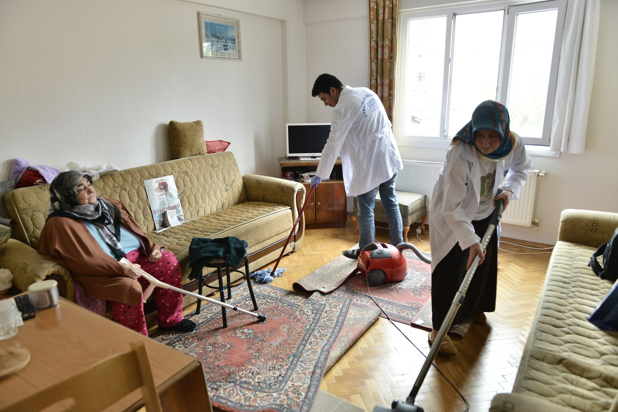 ÜSKÜDAR BELEDİYESİ’NDEN SAĞLIK DURUMU YERİNDE OLMAYAN HANELERE BAYRAM TEMİZLİĞİ