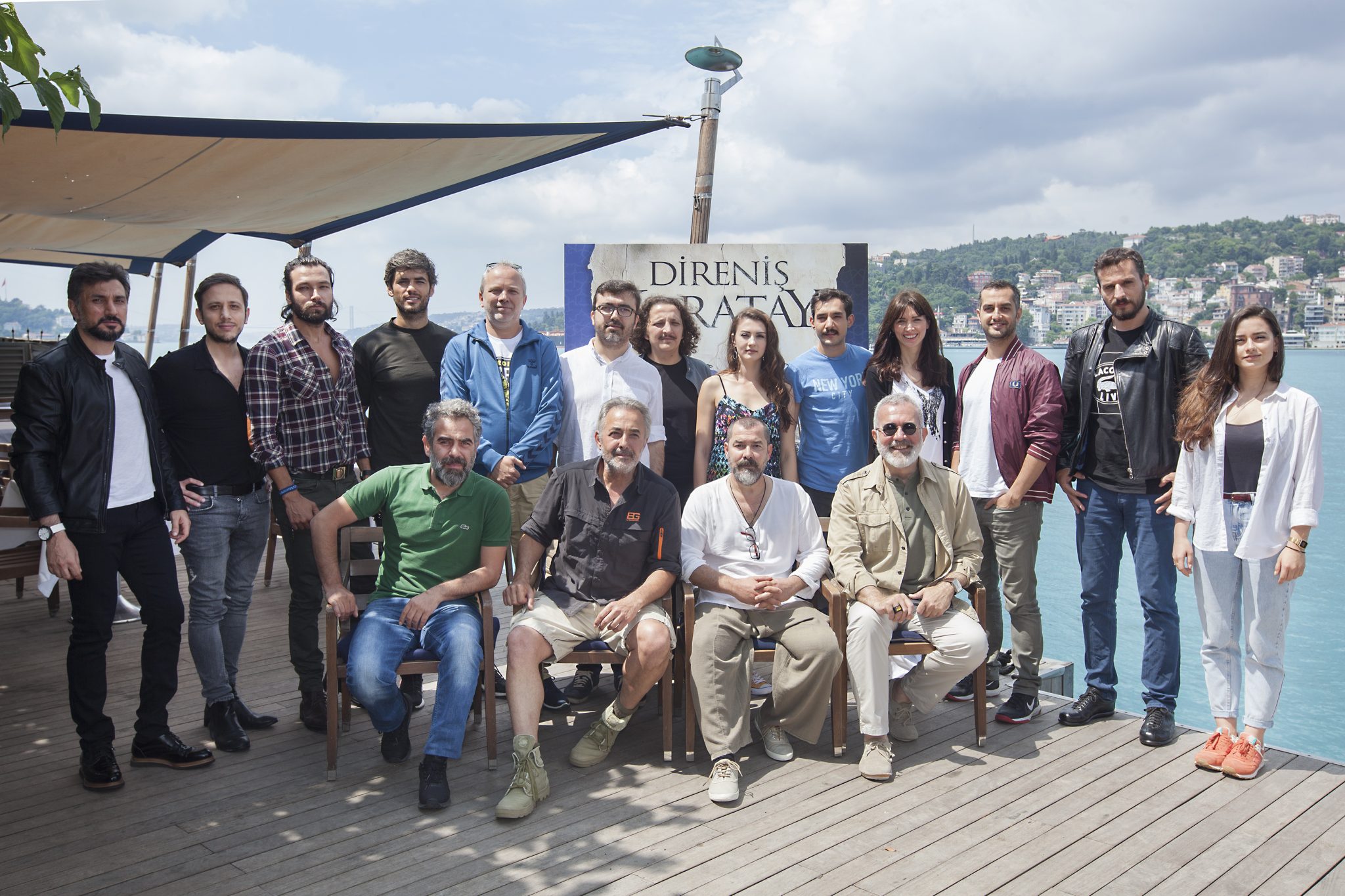 ‘DİRENİŞ KARATAY’ FİLMİ OYUNCULARI LACİVERT’TE BİR ARAYA GELDİ