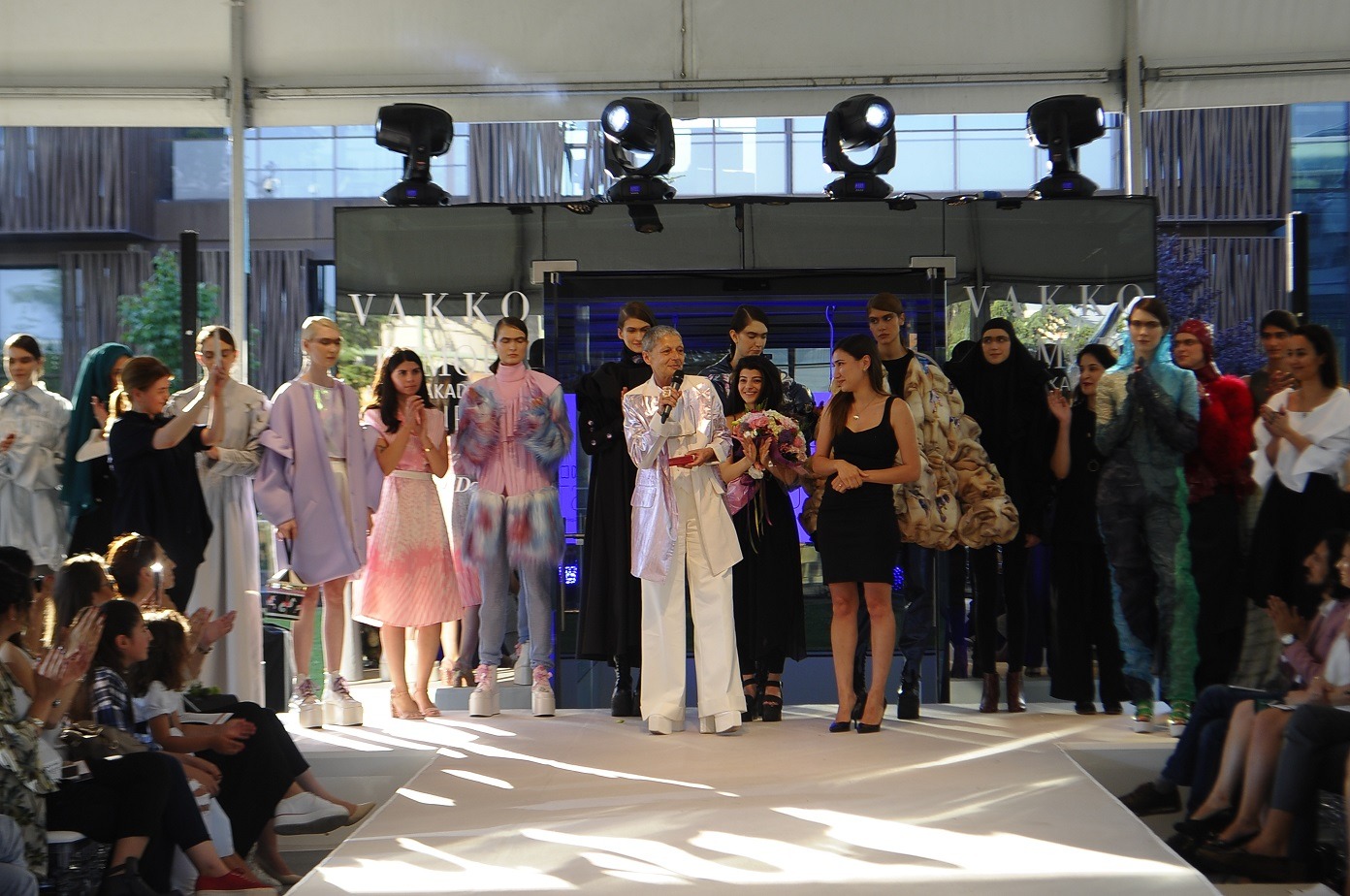 VAKKO ESMOD MODA AKADEMİSİ MEZUNLARINDAN ÇOK ÖZEL BİR DEFİLE… Esmod Direktörü Christine Walter Bonini
