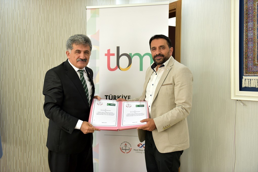 BAĞIMLILIKLA MÜCADELE KAZANIMLARI MÜFREDATA GİRİYOR eşilay Genel Müdürü Savaş Yılmaz ve T.C. Milli Eğitim Bakanlığı (MEB) Hayat Boyu Öğrenme Genel Müdürü Ali Rıza Altunel