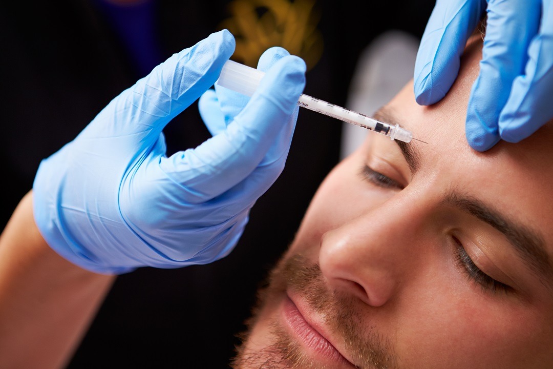 Man Having Botox Treatment At Beauty Clinic estetik cerrahi