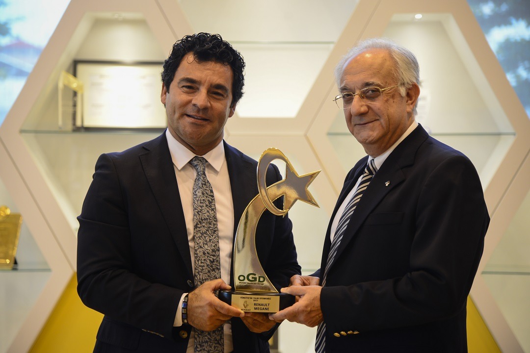 Bursa Oyak Renault Fabrikaları’nda, Türkiye’de ‘Yılın Otomobili’ gurur günü… Berk Çağdaş - Tunç Başeğmez
