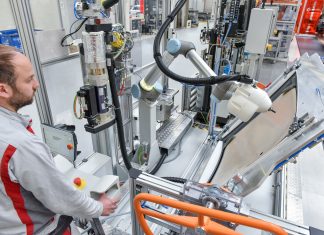 Audi’nin robot çalışanı KLARA iş başı yapıyor! Audi Robot İnsan KLARA