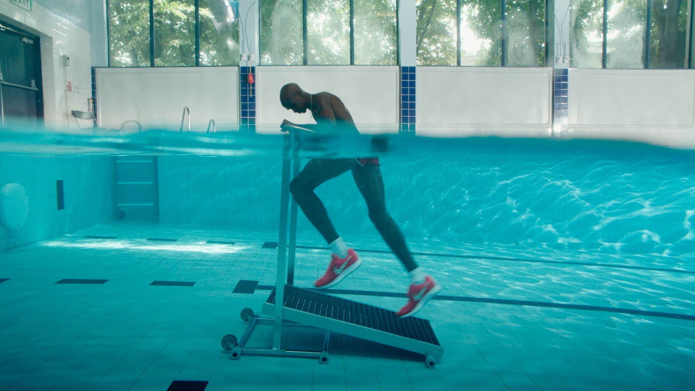 Nike, ingiliz uzun mesafe koşucusu Mo Farah’ın kariyerini ‘Gülümse’ isimli film ile kutladı. Nike yeni filmi ‘Gülümse’