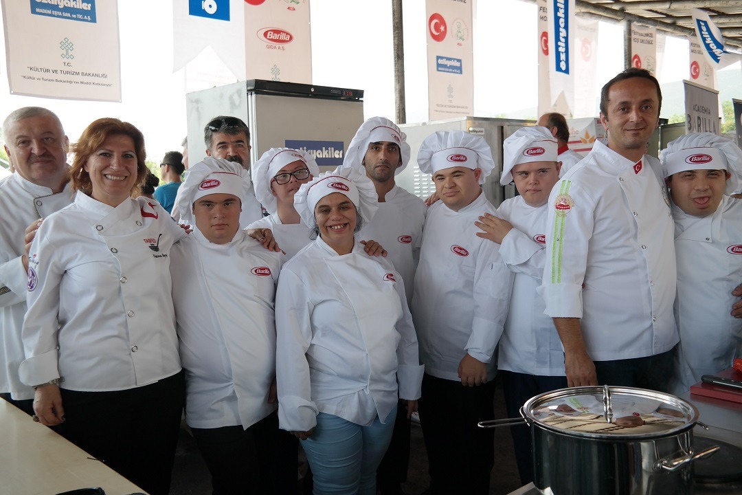 Down Sendromlu gençler en leziz makarna tarifini pişirmek için yarıştı Uluslararası Mengen Aşçılık ve Turizm Festivali