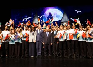 57 ülkeden 700 genç Cumhurbaşkanlığı Külliyesi’nde “Türkçe” veda etti Başbakan hatıra fotoğrafı