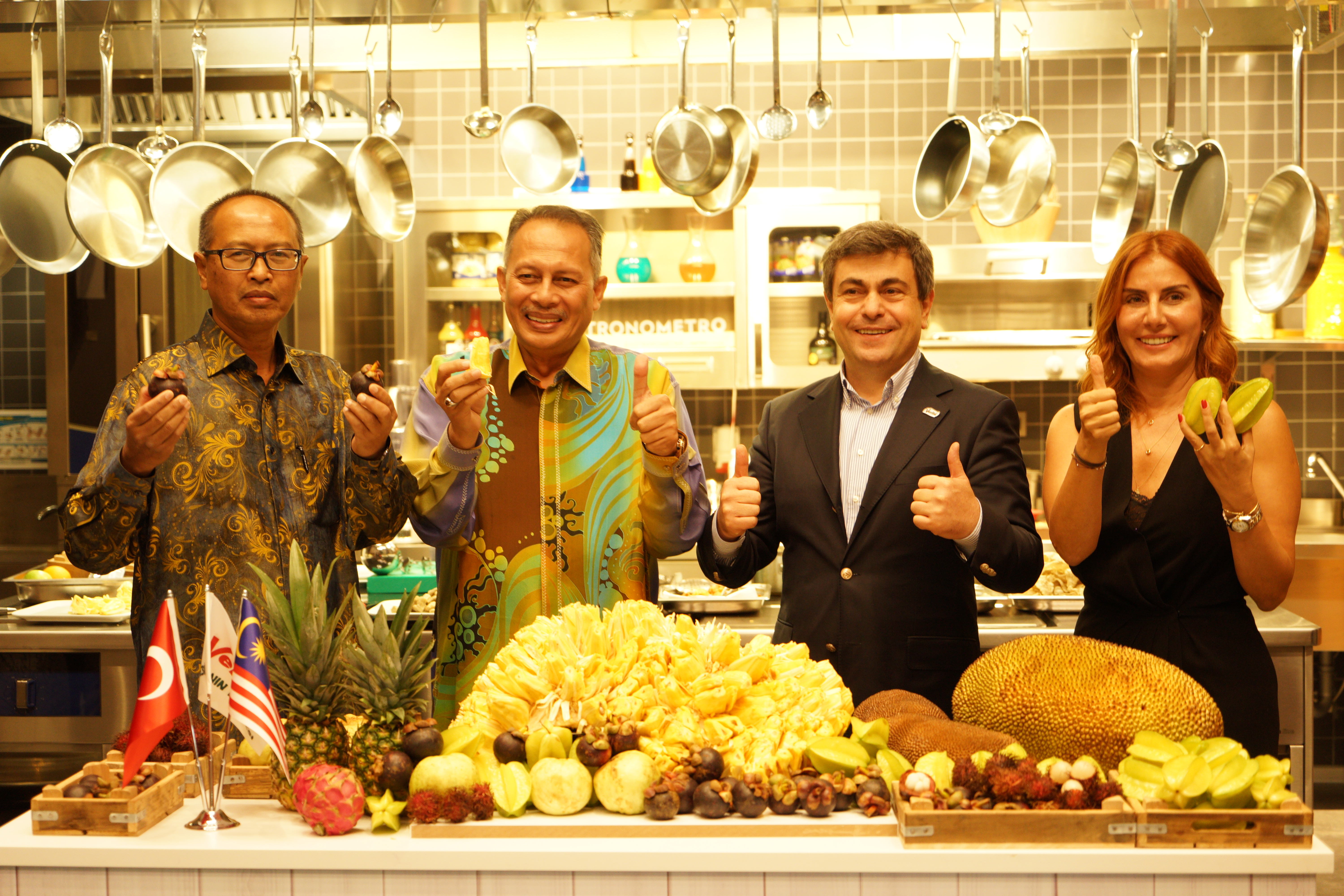 1505005725_Malezya_Meyveleri_tan__t__m_etkinli__i_Malezya_Ba__konsoloslu__u_ndan_Tar__m_B__l__m___Konsolosu_Shahid_Abu_Bakar__T__rkiye_Malezya_B__y__kel__isi_Dato_Abdul_Razak_Abdul_Wahab Malezya meyveleri tanıtımı - Türkiye Malezya Büyükelçisi Dato Abdul Razak Abdul