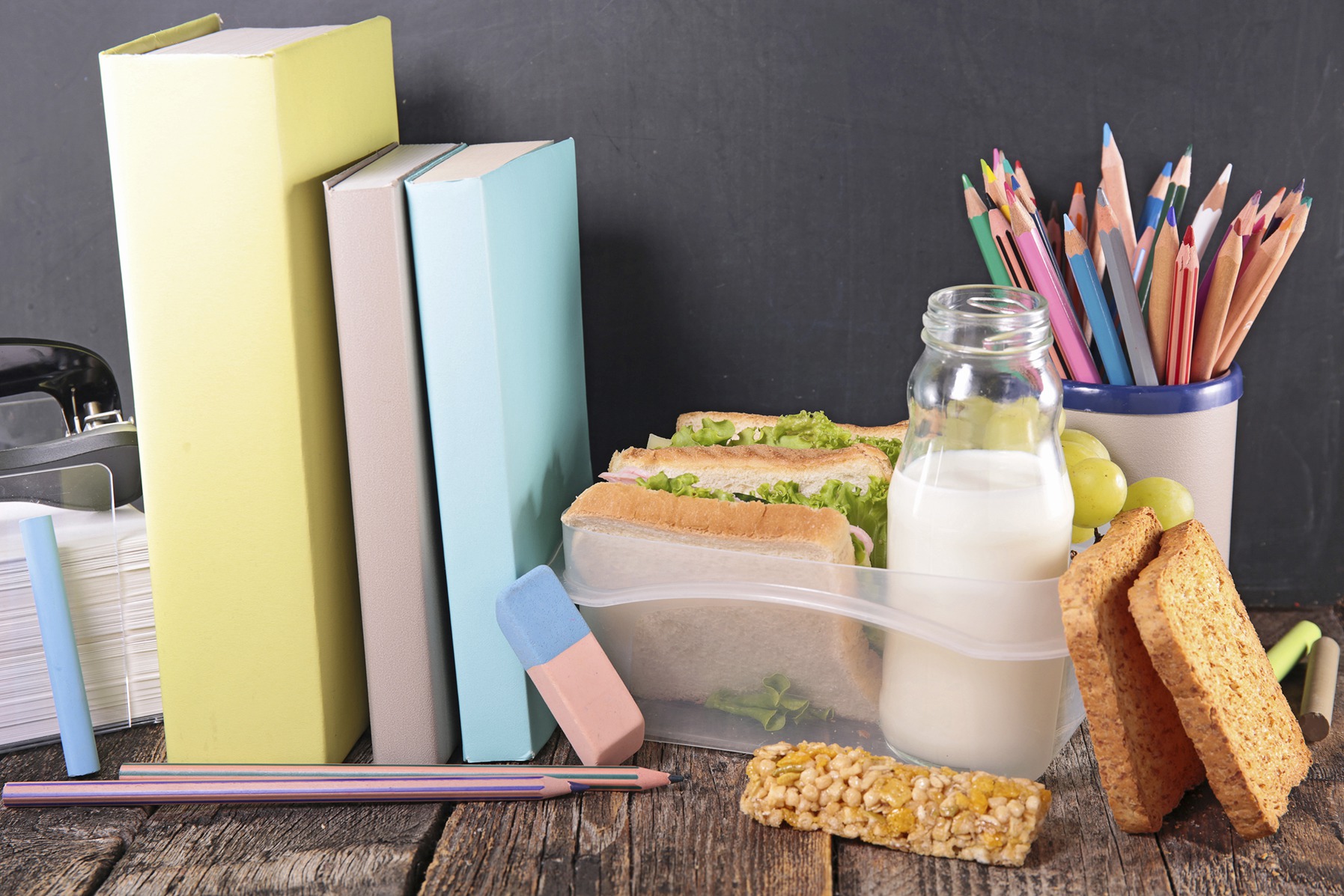 lunch box and school supplies Konsantrasyon ve Zihinsel Performans için Çocuklara Kahvaltı Şart