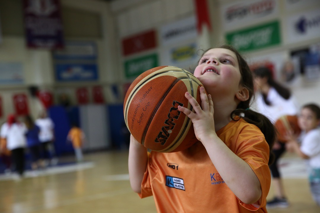 ÇOCUKLAR İÇİN ÜCRETSİZ KIŞ SPOR OKULU Kadıköy Belediyesi Çocuklar için Kış Spor Okulu