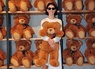 TUBA ÜNSAL, KENDİ SERGİSİNİ GEZDİ Tuba Ünsal