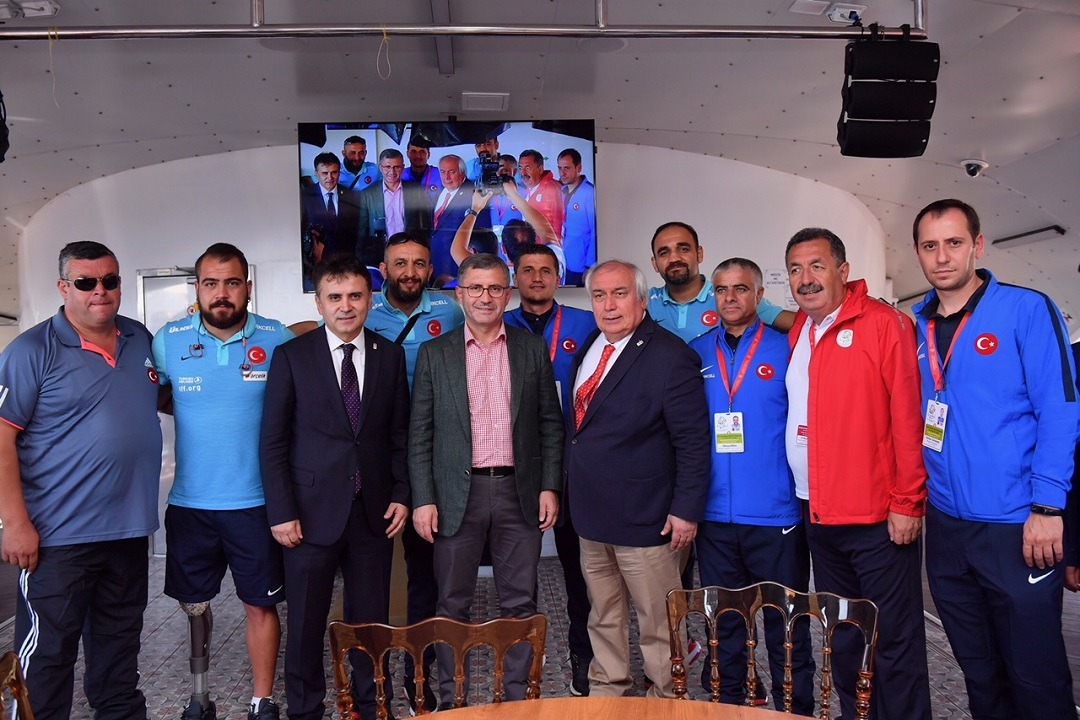 AVRUPALI AMPUTE FUTBOL TAKIMLARI VALİDE SULTAN GEMİSİ İLE BOĞAZ TURU ATTI
