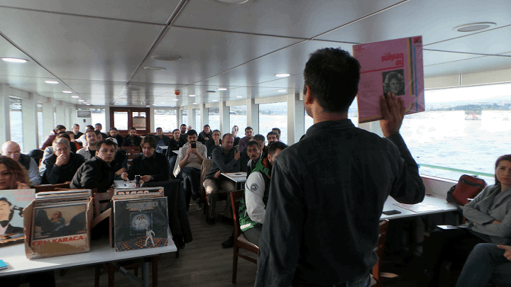 İKİ KITA ARASINDA PLAK MEZATI YAPILDI PLAK MEZATI