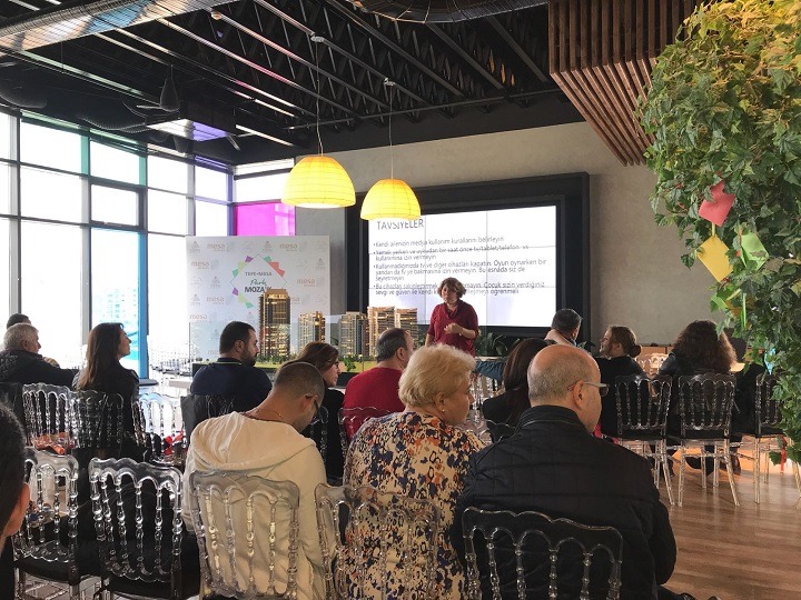 Park MOZAİK’TE SOSYAL MEDYA ve ÇOCUKLAR ÜZERİNE KEYİFLİ BİR SOHBET Park MOZAİK'te söyleşi