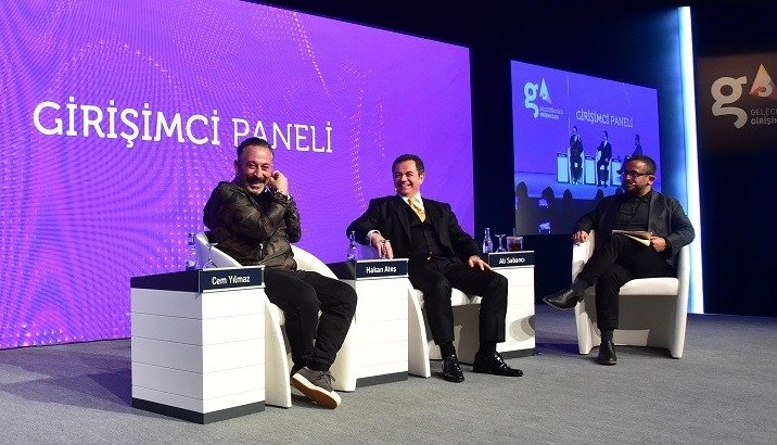 1510732550_Gorsel_1 Cem Yılmaz, DenizBank Genel Müdürü Hakan Ateş (ortada) ve TOBB Genç Girişimciler Kurulu Başkanı Ali Sabancı