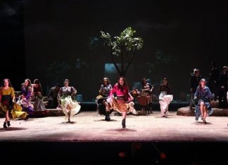 ŞEHİR TİYATROLARI YÜZDE 100 DOLULUK ORANIYLA REKORA KOŞUYOR İBB Şehir Tiyatroları Çingeneler Gökyüzünde Yaşar